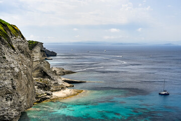 Bonifacio, Kalkfelsen, Kalkklippen, Insel, Korsika, Mittelmeer, Küste, Felsenküste, Campu Romanilu, Capo Pertusato, Wanderweg, Wassersport,  Bootsfahrt, Ausflugsschiffe, Sommer, Frankreich