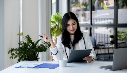 Obraz premium Businesswomen bookkeeper hand holding pen and use calculator, laptop analysis the graph for Setting challenging business goals and ready to achieve target at home office