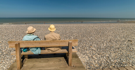 Couple de touristes sur la plage en galets de Cayeux-sur-Mer, Somme, France