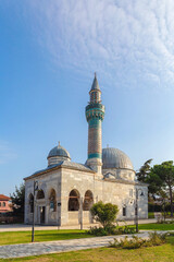 Green mosque (yesil camii) and its turquoise color minaret in Nicaea (iznik) in sunny day. Vertical shot. Bursa, Turkey - obrazy, fototapety, plakaty