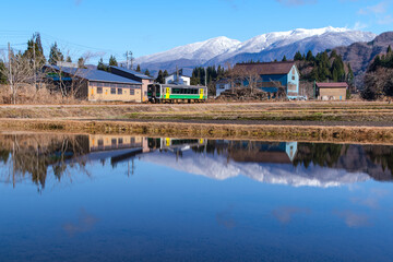 Fototapeta premium 守門岳と列車