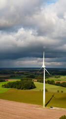 Windkraftanlage vor Landschaft 