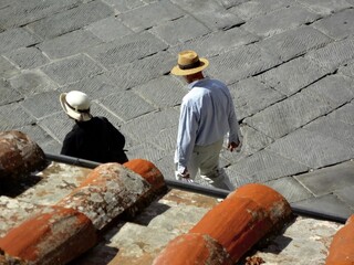 Italy, Tuscany: Tourist with hat to walk.