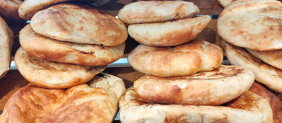 Freshly baked traditional arabic breads - Pita - 728364171
