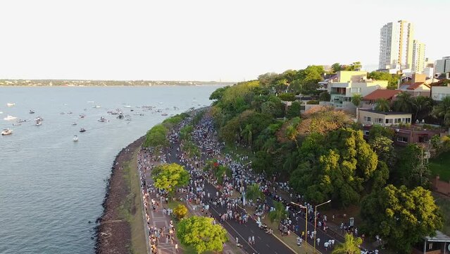 Panoramic drone image of the Costanera in Posadas, where Argentinian fans are preparing to celebrate the victory in the 2022 Qatar World Cup.