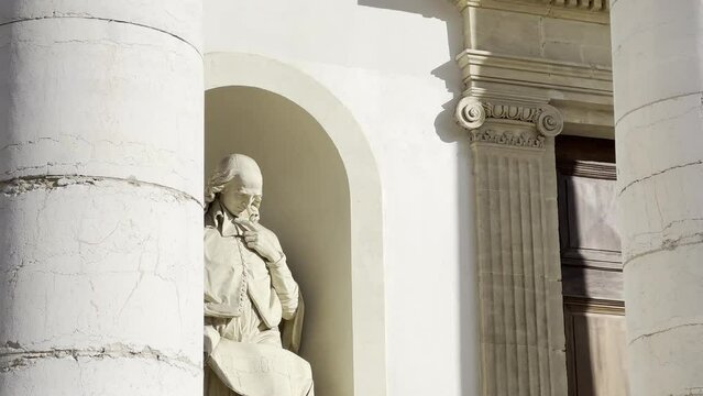 B&acirc;timent avec statut devant une biblioth&egrave;que