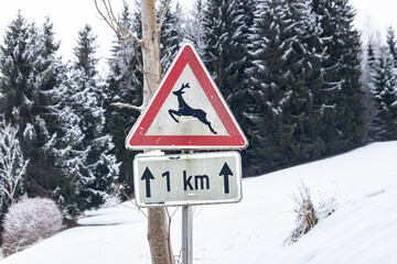 Verkehrszeichen warnt vor Wildwechsel
