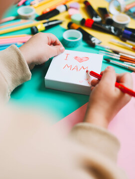 Children write notes to mom for Mother's Day