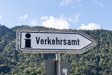 Obraz premium Wegweiser zu Touristinfo und zum Verkehrsamt
