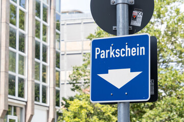 Verkehrszeichen kennzeichnet Parkscheinautomat