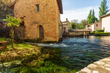 Fototapeta na wymiar Rasiglia in provincia di Perugia comune di Foligno. Il paese attraversato dal fiume Menotre.