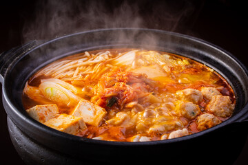 キムチ鍋を食べる 