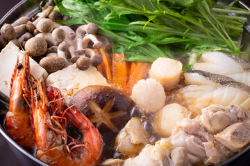 日本の海鮮鍋を食べる
