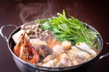 日本の海鮮鍋を食べる