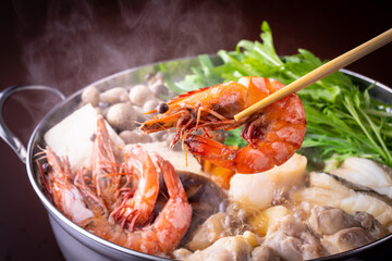 日本の海鮮鍋を食べる