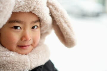 冬の喜び、雪遊びを楽しむ女の子の楽しい瞬間