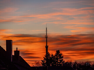 Sendemast am Abendhimmel