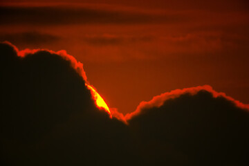 雲から姿を表す黒点のある太陽20220619-1