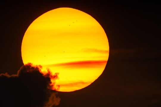 雲から姿を表す黒点のある太陽20220619-6