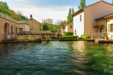 Obraz premium Rasiglia in provincia di Perugia comune di Foligno. Il paese attraversato dal fiume Menotre.