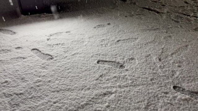 冬の雪の夜の道に残った足跡