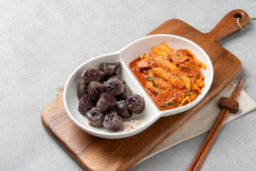 Korean food, snack, gimbap, bulgogi, rice bowl, bibimbap, stir-fried spicy pork, cheese, flying fish roe, rice cake, dumpling soup, tteokbokki, sundae, and Rabokki