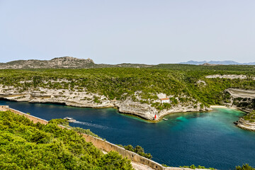 Fototapeta premium Bonifacio, Korsika, Meerenge, Hafeneinfahrt, Hafen, Bucht, Kalkfelsen, Klippen, Ausflugsschiffe, Boote, Küste, Mittelmeer, Festung, Zitadelle, Sommer, Frankreich