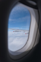 Fototapeta premium 飛行機の内窓から見える翼と青空