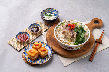 Beef, rice noodles, side dishes, drinks, menbosa, Thai food, fried rice, Vietnamese food, kaopat, pad thai, Heo Hyang ganji