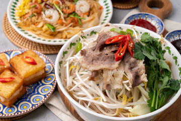 Beef, rice noodles, side dishes, drinks, menbosa, Thai food, fried rice, Vietnamese food, kaopat, pad thai, Heo Hyang ganji