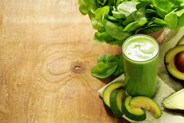 Obraz na płótnie Canvas green smoothie with avocado and spinach
