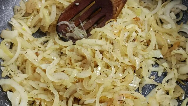 oignons &eacute;minc&eacute;s, en gros plan, dans une po&ecirc;le