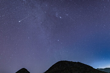 石垣島川平石崎から眺める２月の星空と明るく輝く流れ星