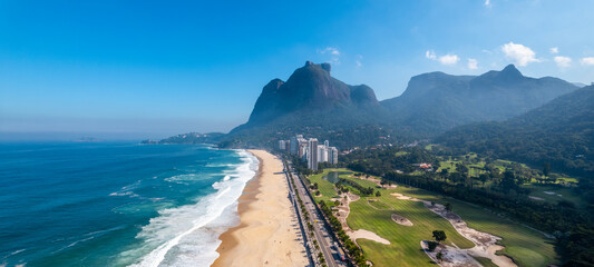Linda vista panorâmica aérea da praia de São Conrado, Zona Sul do Rio de Janeiro,  com a Pedra da Gávea ao fundo. - obrazy, fototapety, plakaty