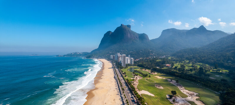 Linda vista panor&acirc;mica a&eacute;rea da praia de S&atilde;o Conrado, Zona Sul do Rio de Janeiro,  com a Pedra da G&aacute;vea ao fundo.