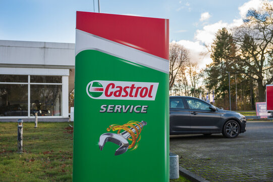 Deutschland , Finsterwalde , 26.11.2023 , Ein Castrol Service Schild vor einer freien Werkstatt