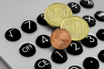 0,41 Euro mit Münzen und Rechner Nahaufnahme