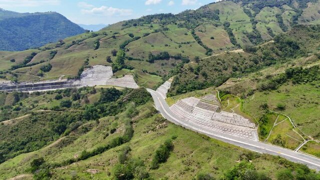 Video a&eacute;reo tomado sobre la carretera conocida como "Conexi&oacute;n Pac&iacute;fico 1" que comunica al Municipio de Amag&aacute; con el corregimiento de Bolombolo.