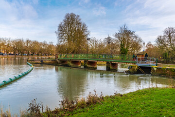 Fototapeta na wymiar A view towards the Abbey Bridge on the River Great Ouse in Bedford, UK on a bright sunny day