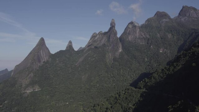 Bela vista a&eacute;rea das montanhas de Teres&oacute;polis, cidade serrana do estado do Rio de Janeiro.