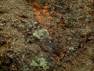 Obraz premium superficie de montaña, roca dorada, naranja, amarilla, oxido, natural, al aire libre, alumbrado. Para diseño, se desmorono, fondo de rocas de montaña. Web, texturas naturales, viaje, suelo, cerros.
