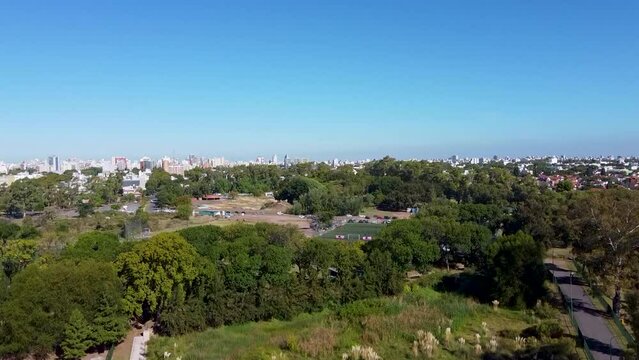 Toma a&eacute;rea con dron del Parque Sarmiento en Buenos Aires Argentina - Capital Federal