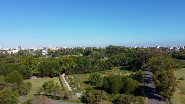 Toma a&eacute;rea con dron del Parque Sarmiento en Buenos Aires Argentina - Capital Federal