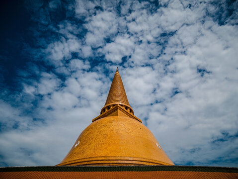 Phra Pathom Chedi with a blue sky at&nbsp;Wat Phra Pathom Chedi Racha Worawihan, Nakhon Pathom, Thailand.