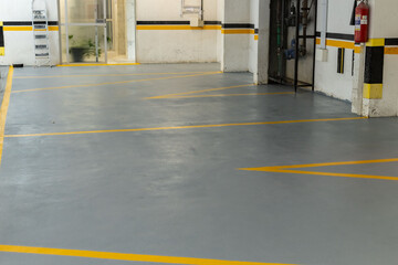 Obraz premium Construction and painting of parking garage floor at a building
