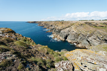 Baie du Ven Hoal et ses falaises sur l'île de Groix, Bretagne, sous un ciel bleu avec vue sur l'océan Atlantique