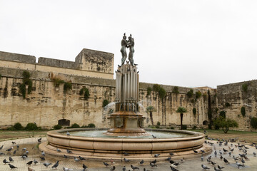 Obraz premium Pigeons around the Fountain of the Lovers or Fontana degli Innamorati at the Castello in Lecce.
