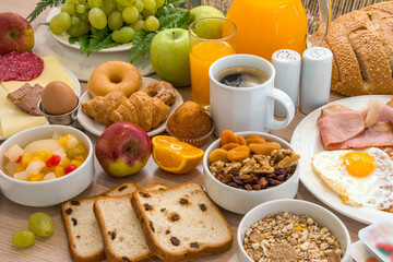 Bebidas y alimentos para el desayuno en una mesa
