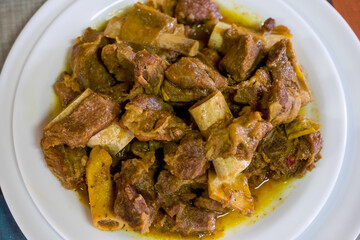 Plato con carne de cabra al estilo de Canarias