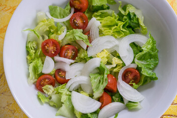 Ensalada con lechuga, cebolla y tomates cherry